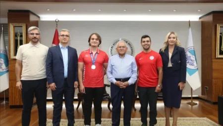 Başkan Büyükkılıç, Dünya Şampiyonu okçu Yunus Emre Arslan’ı makamında ağırladı