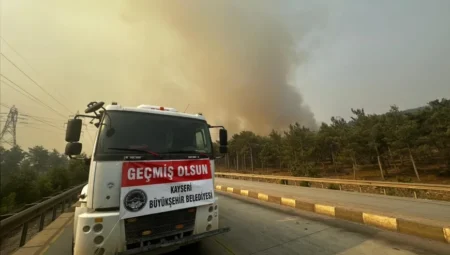 Kayseri Büyükşehir Belediyesi, Mersin Silifke’deki orman yangınına su arazözü ve personel desteği sağladı